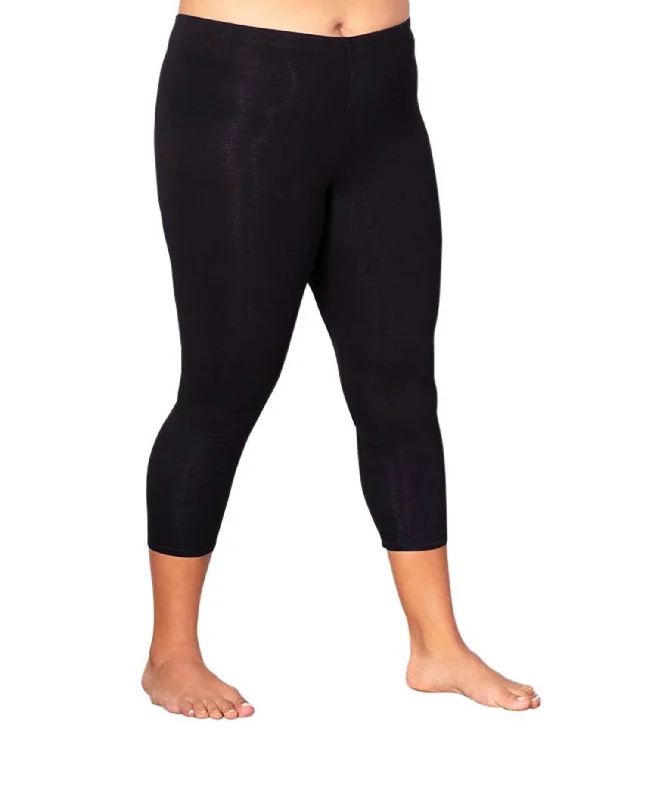 Plus Size Solid Cotton Capri Leggings In Black